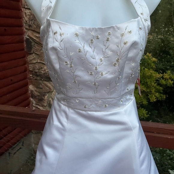 Halter style floral hand beaded wedding dress NWT Moonlight size 10 - Picture 13 of 17